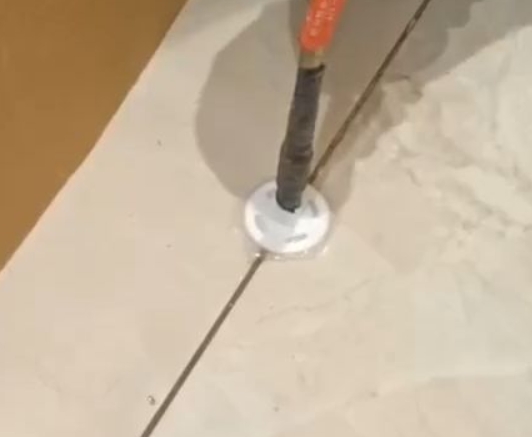 攸县瓷砖空鼓维修公司专业解答瓷砖在铺贴过程中，如果没有涂抹均匀到位的粘结材料（如水泥砂浆或瓷砖胶），可能会导致以下问题
